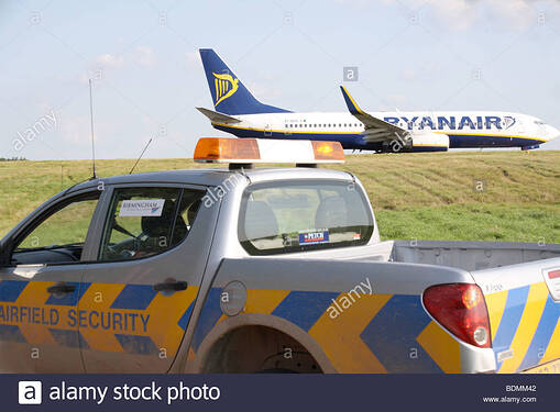 airport-security-guard-in-the-car-and-ryanair-plane-uk-birmingham-BDMM42