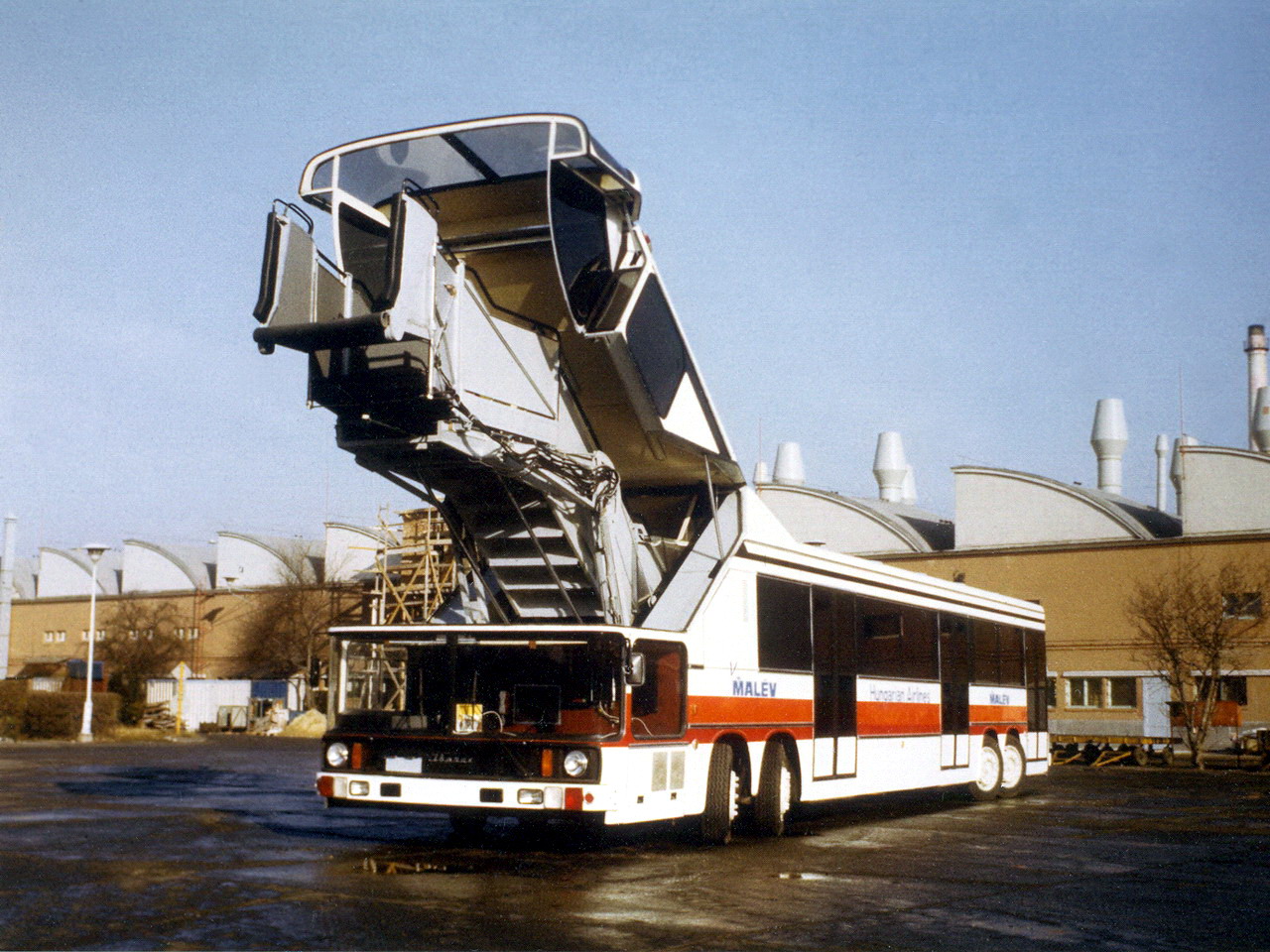 Ikarus prototype bus that was supposed to deliver passengers directly to  the aircraft from the early 80s : r/specializedtools