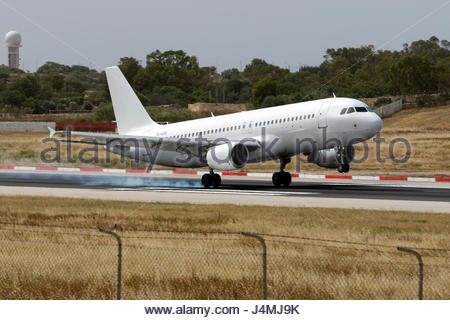smartlynxairbus-a320-214-yl-lcu-in-an-all-white-color-scheme-landing-j4mj9k